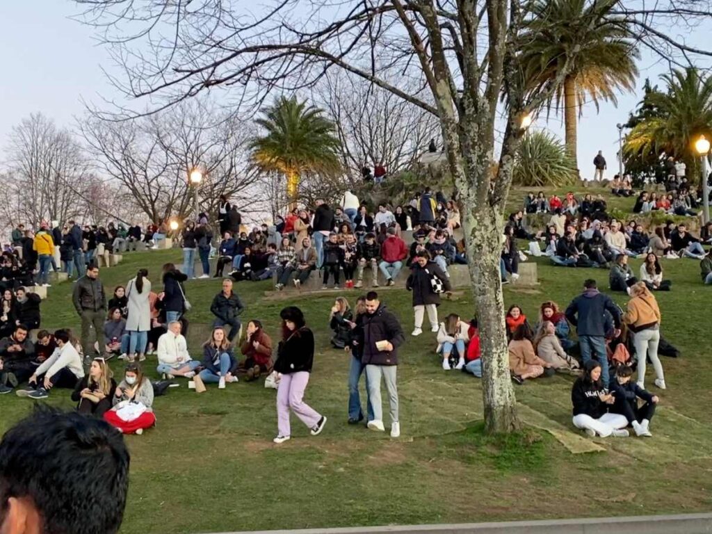 The crowd at Morro Garden - Things to Do in Porto