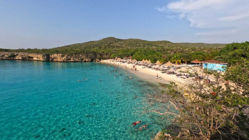 Blue waters of the Caribbean beach Grote Knip